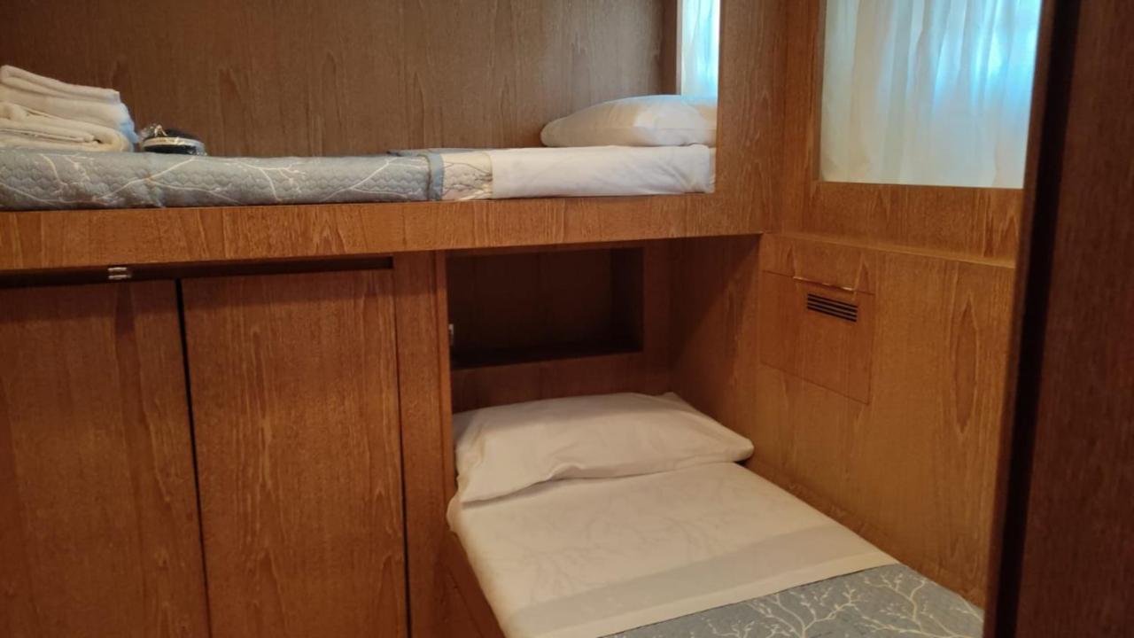 Boat & Breakfast Lucretia, Luxury Yacht 호텔 아르바탁스 외부 사진