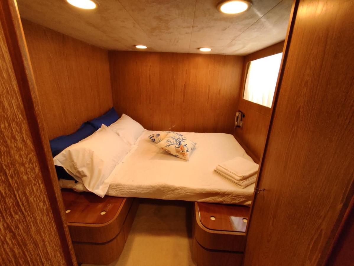 Boat & Breakfast Lucretia, Luxury Yacht 호텔 아르바탁스 외부 사진